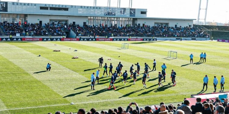 Lleno en Valdebebas para ver el último entrenamiento del año del Real Madrid