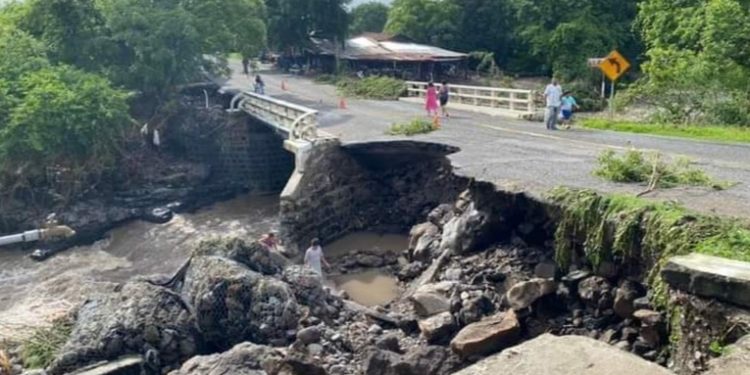 Lluvias dejan como saldo 6 puentes destruidos y 21 personas fallecidas