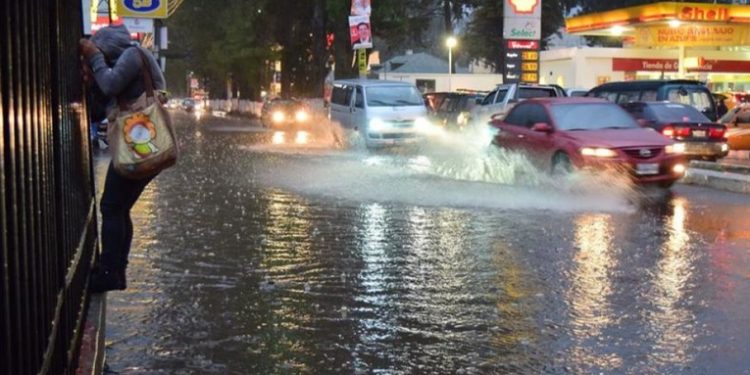 Lluvias provocan caos en la ciudad durante este viernes
