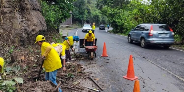 Lluvias provocan deslaves e inundaciones; brigadas intervienen tramos afectados