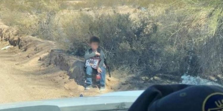 Localizan a niño guatemalteco de 6 años abandonado por coyotes en el desierto