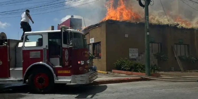 Logran sofocar incendio en restaurante en remodelación