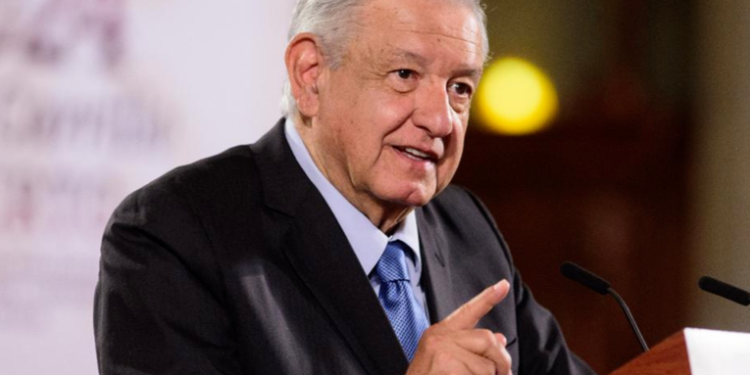 López Obrador devela lo qué hará con la persona que le arrojó una botella de agua