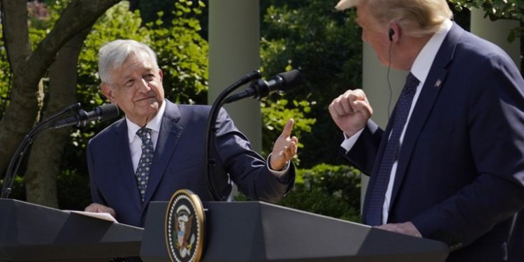 López Obrador muestra carta que envió a Trump en defensa de los migrantes