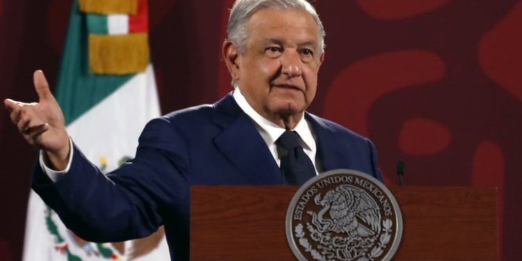 López Obrador pide que Elon Musk limpie Twitter de la manipulación con bots y la censura