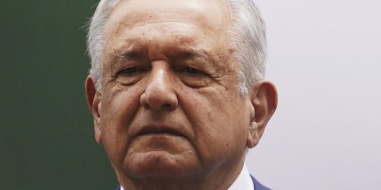 López Obrador promete a los padres de Debanhi Escobar que no habrá impunidad en el caso