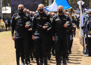 Los agentes de la PNC utilizarán un nuevo uniforme de color azul oscuro