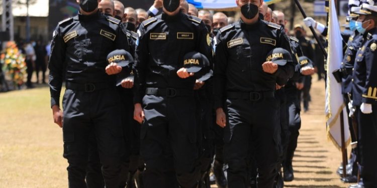 Los agentes de la PNC utilizarán un nuevo uniforme de color azul oscuro