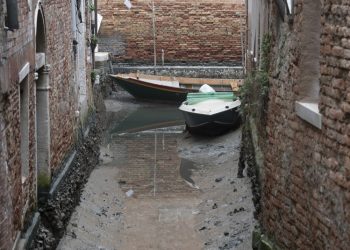 Los canales de Venecia experimentan un drástico descenso en el nivel de agua debido a la sequí­a