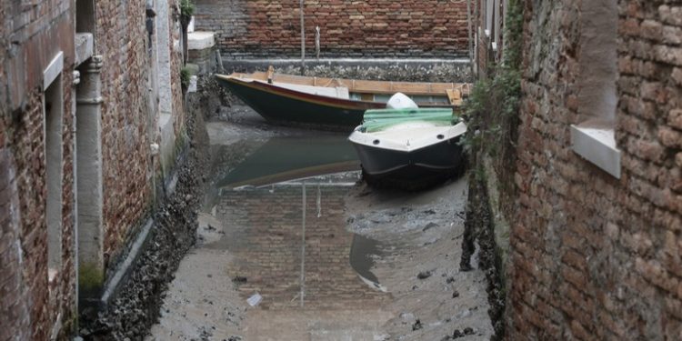 Los canales de Venecia experimentan un drástico descenso en el nivel de agua debido a la sequía