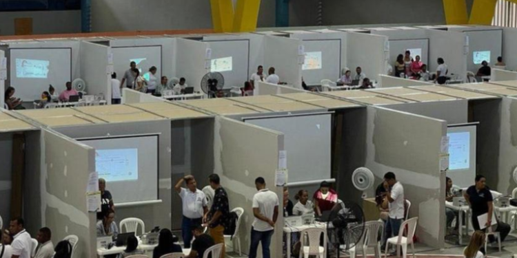 Los colombianos elegirán el domingo a sus mandatarios locales. ¿Se medirá la gestión de Petro?