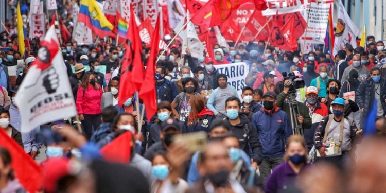 Los ecuatorianos toman las calles en contra de las reformas de Noboa