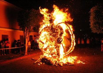 Los guatemaltecos se preparan para la tradicional â€œQuema Del Diabloâ€