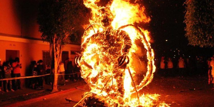 Los guatemaltecos se preparan para la tradicional â€œQuema Del Diabloâ€