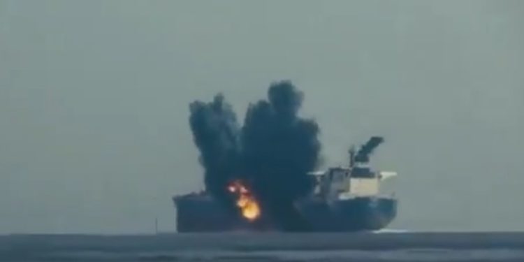 Los hutíes difunden un video del ataque a un buque petrolero en el mar Rojo