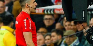 Los árbitros de LaLiga sólo hablarán con los capitanes y denuncian situaciones de 'acoso en la zona VAR'