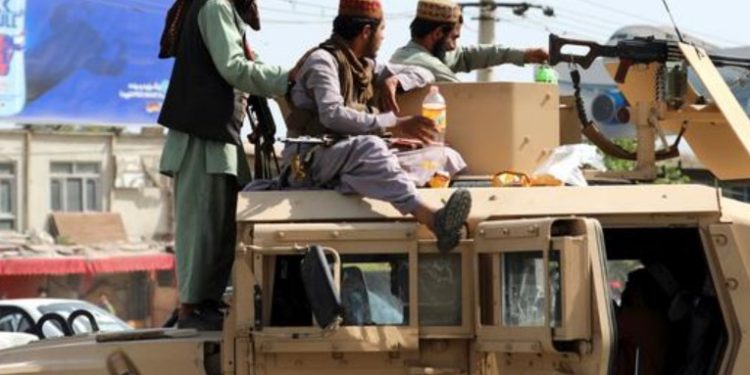 Los talibanes decretan una amnistí­a general y animan a las mujeres a participar