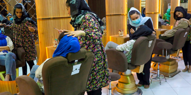 Los talibanes ordenan cerrar los salones de belleza en Afganistán