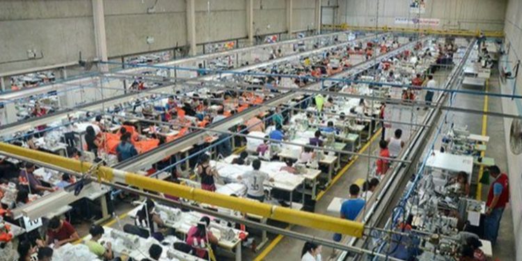 Los trabajadores del sistema nacional de salud recibirán un aumento salarial a partir de marzo