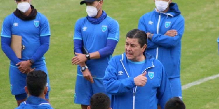 Luis Fernando Tena convocó a 8 jugadores