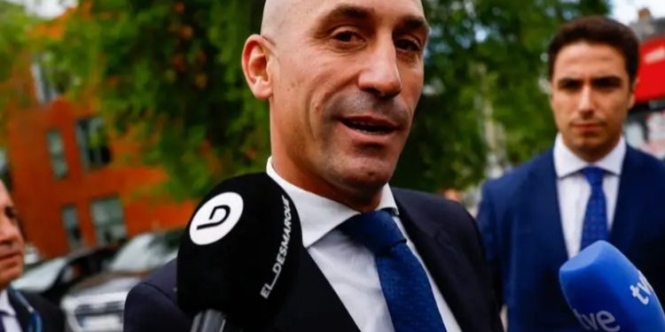 Luis Rubiales queda en libertad y podrá viajar al extranjero