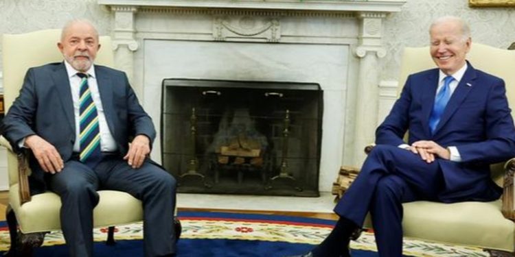 Lula dice a Biden que es necesario ''poner fin'' a la guerra en Ucrania