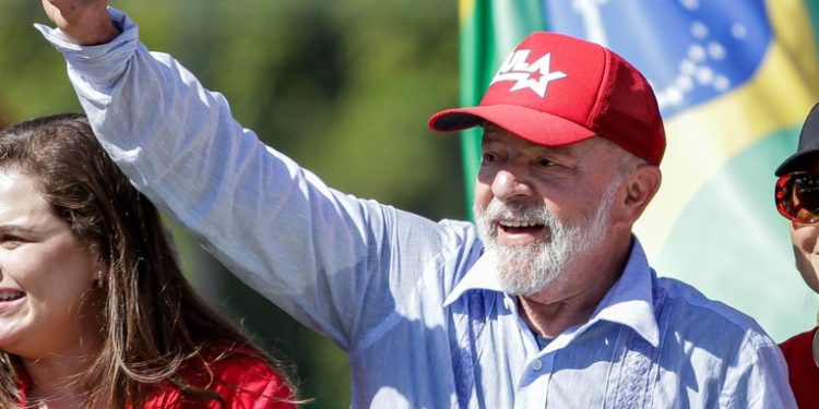 Lula gana por un estrecho margen el polarizado balotaje en Brasil