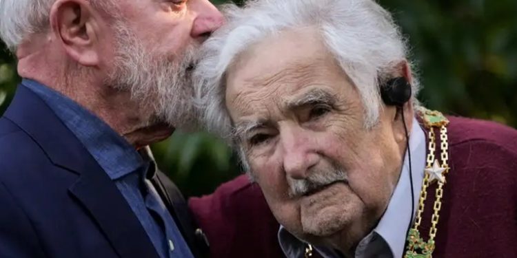 Lula y Petro condecoran a Pepe Mujica en visita a Uruguay