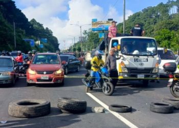 Más de 100 tramos carreteros bloqueados, incluyendo la capital