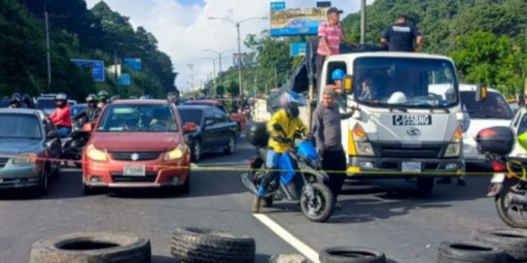 Más de 100 tramos carreteros bloqueados, incluyendo la capital
