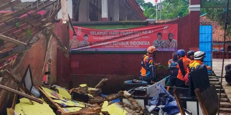 Más de 160 muertos y de 300 heridos en Indonesia tras un sismo de magnitud 5,6