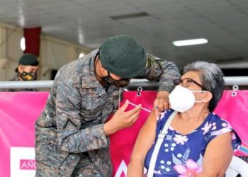 Más de 18 mil 500 personas fueron vacunadas en brigadas militares este fin de semana