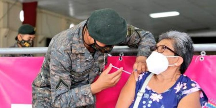 Más de 18 mil 500 personas fueron vacunadas en brigadas militares este fin de semana