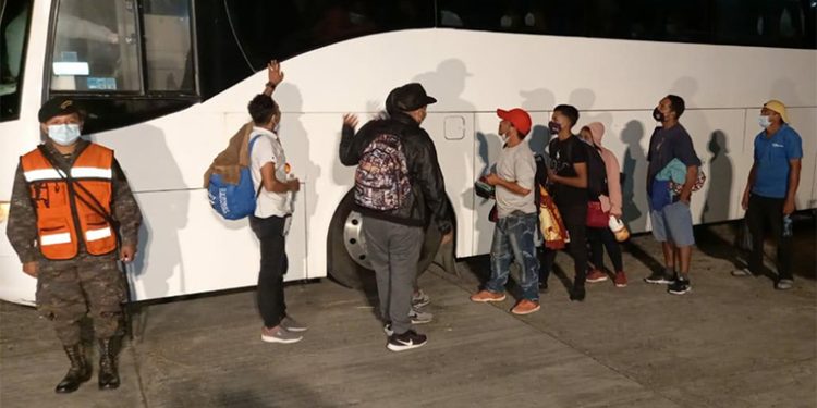 Más de 4 mil migrantes continúan en territorio guatemalteco