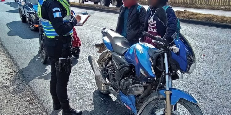 Más de 50 Multas Emitidas a Motoristas por Infracciones Durante el Fin de Semana