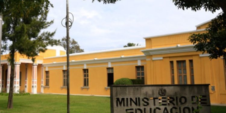 Más de 52 mil maestros buscan oportunidades laborales en el Ministerio de Educación