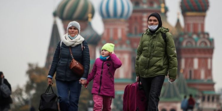 Más de 60% de la población rusa cree que el COVID-19 es un