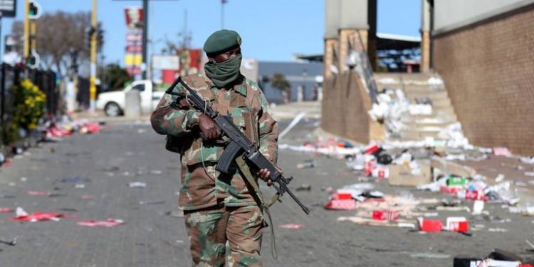 Más de 70 muertos en las protestas más masivas en años en Sudáfrica