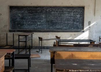 Más de 80 niñas envenenadas en dos escuelas de Afganistán