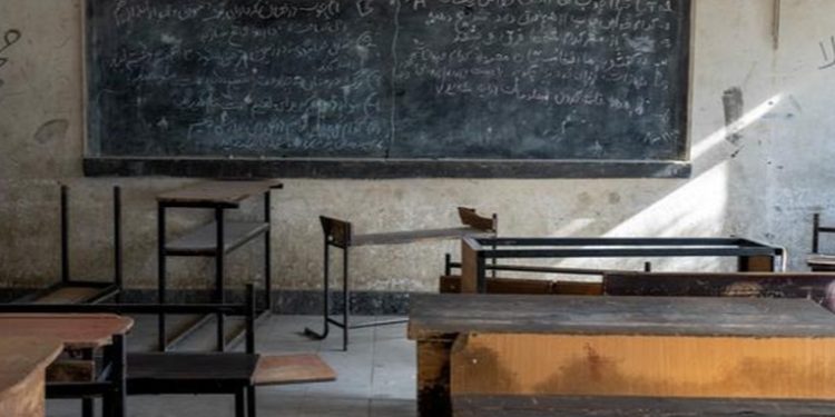 Más de 80 niñas envenenadas en dos escuelas de Afganistán