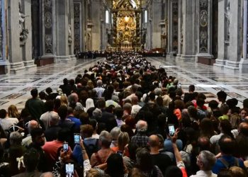 Más de 90.000 fieles ya despidieron a Francisco en San Pedro