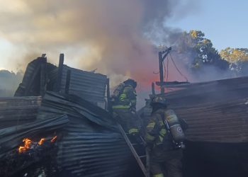Más de cuarenta familias quedan en la calle tras incendio que consumió sus viviendas en la zona 21
