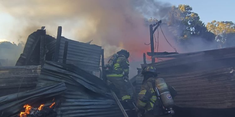 Más de cuarenta familias quedan en la calle tras incendio que consumió sus viviendas en la zona 21