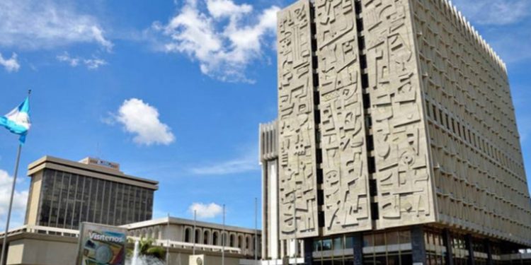 Más de la mitad de guatemaltecos ya tiene una cuenta bancaria activa, según Banguat