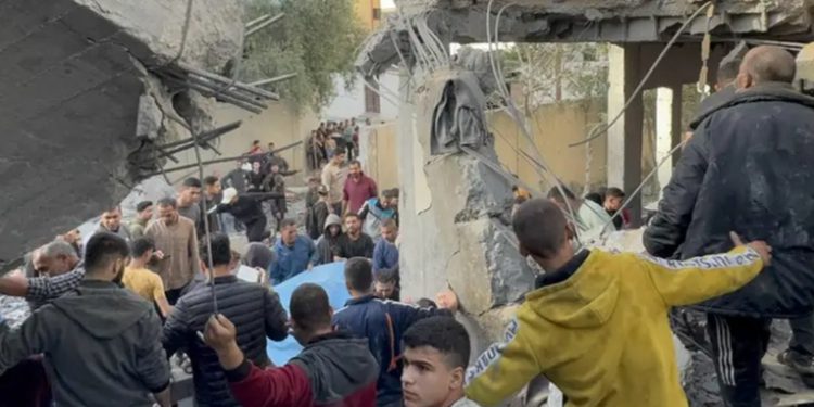 Más de treinta muertos en bombardeo a una escuela en Gaza