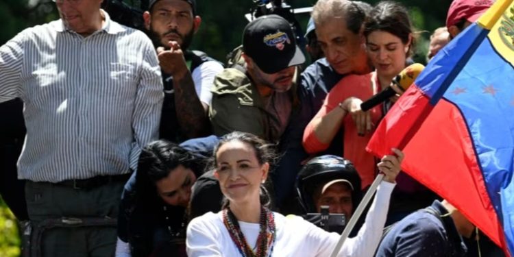 Machado insiste en la victoria electoral mientras las fuerzas armadas respaldan a Maduro