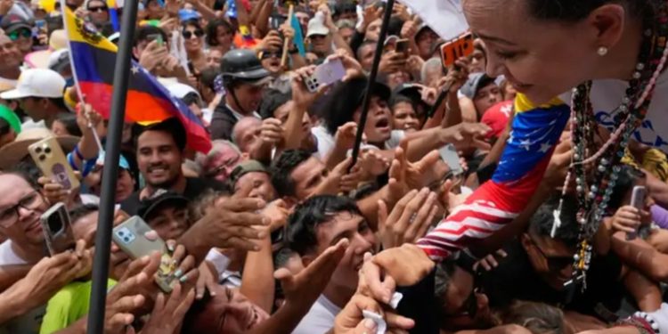 Machado pide a Maduro negociar una transición ordenada