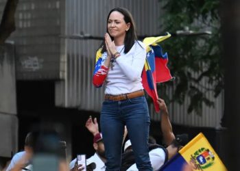 Machado sale de la clandestinidad para encabezar protesta