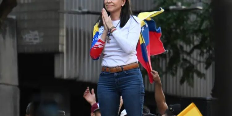 Machado sale de la clandestinidad para encabezar protesta