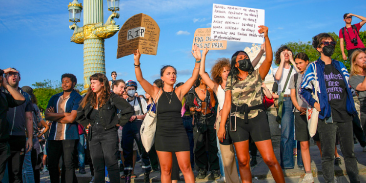 Macron propone aplicar sanciones económicas a las familias de los jóvenes implicados en disturbios